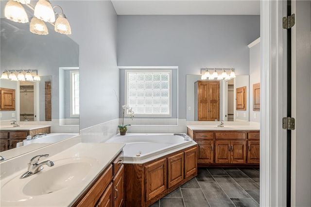 3010 S Bradford Lane, Blue Springs, MO 64015