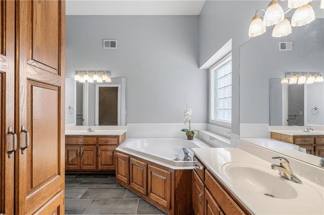 3010 S Bradford Lane, Blue Springs, MO 64015