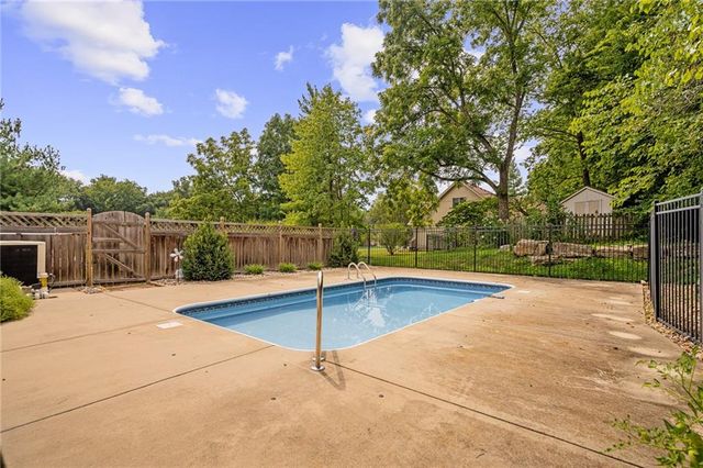 3010 S Bradford Lane, Blue Springs, MO 64015