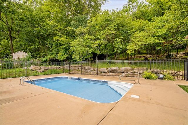 3010 S Bradford Lane, Blue Springs, MO 64015
