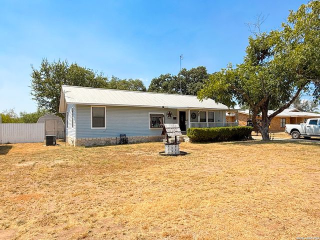 110 RENFRO DR, Devine, TX 78016