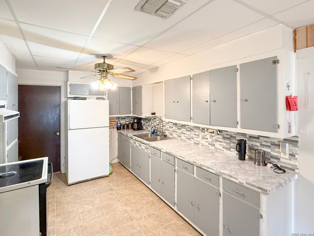 110 RENFRO DR, Devine, TX 78016