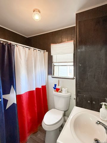110 RENFRO DR, Devine, TX 78016