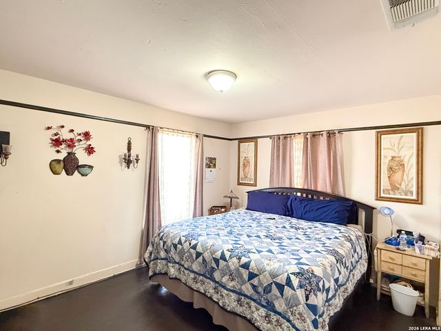 110 RENFRO DR, Devine, TX 78016