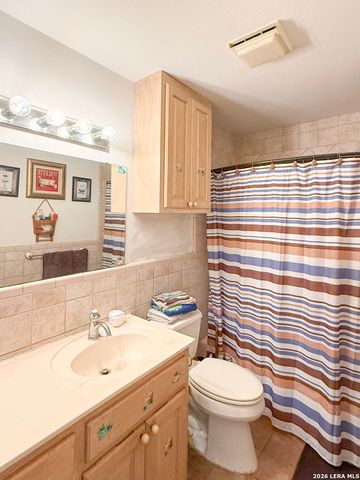 110 RENFRO DR, Devine, TX 78016