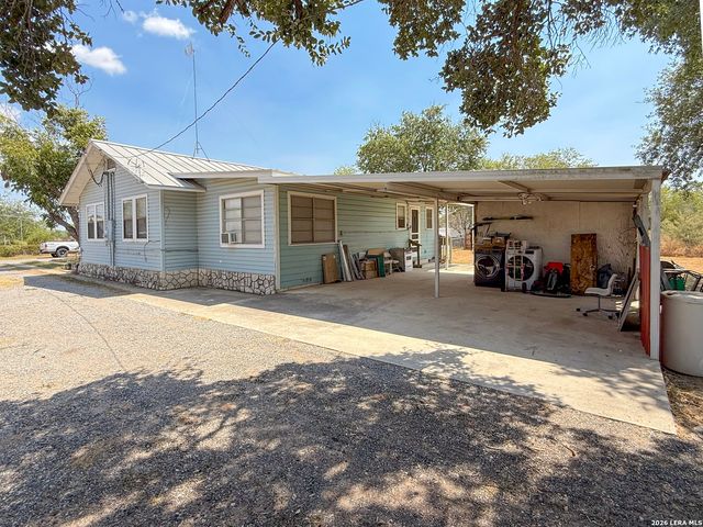 110 RENFRO DR, Devine, TX 78016