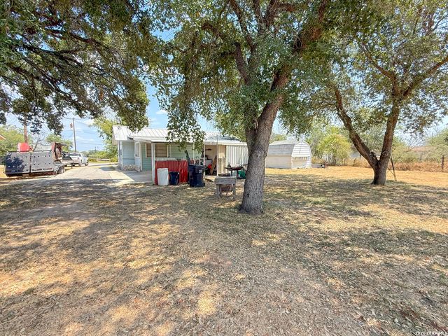 110 RENFRO DR, Devine, TX 78016