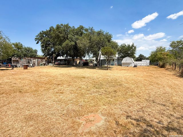 110 RENFRO DR, Devine, TX 78016