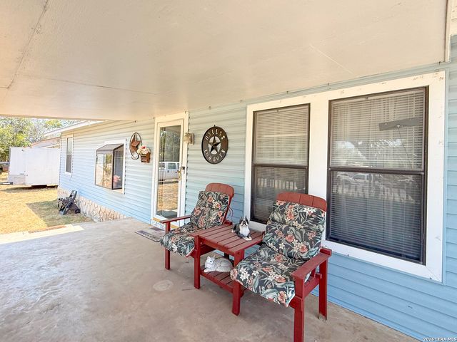 110 RENFRO DR, Devine, TX 78016