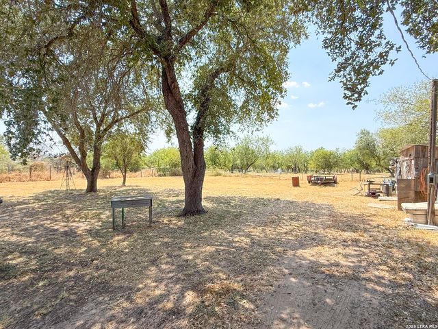 110 RENFRO DR, Devine, TX 78016