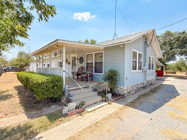 110 RENFRO DR, Devine, TX 78016