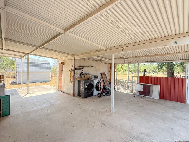 110 RENFRO DR, Devine, TX 78016