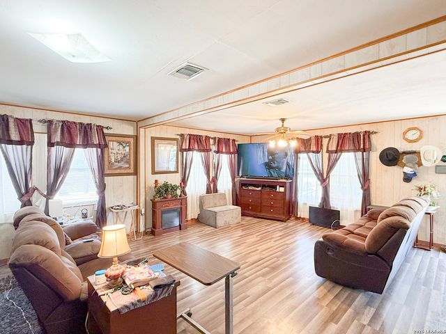 110 RENFRO DR, Devine, TX 78016