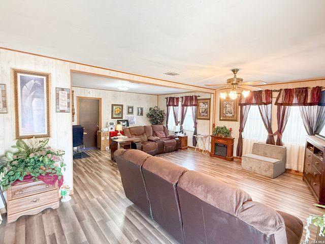 110 RENFRO DR, Devine, TX 78016