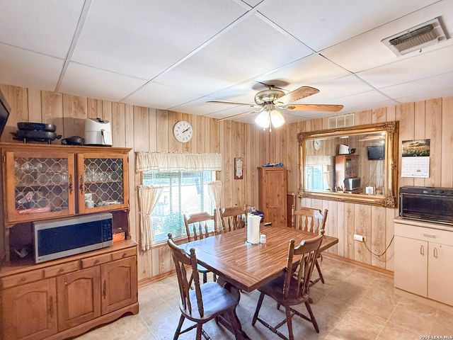 110 RENFRO DR, Devine, TX 78016