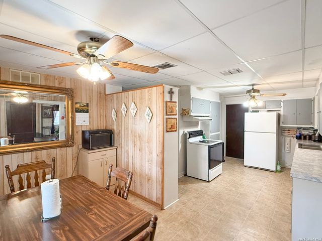 110 RENFRO DR, Devine, TX 78016