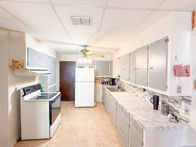 110 RENFRO DR, Devine, TX 78016