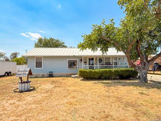 110 RENFRO DR, Devine, TX 78016