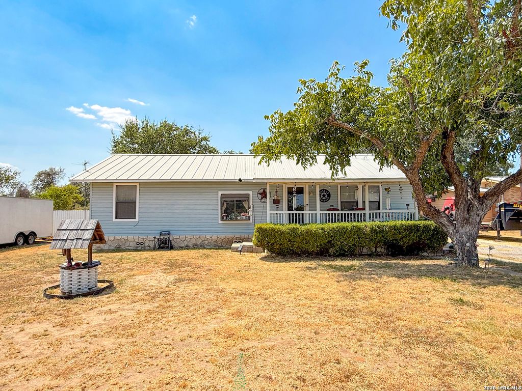 110 RENFRO DR, Devine, TX 78016