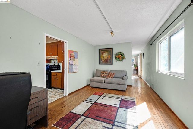 6501 Oakwood Dr, Oakland, CA 94611