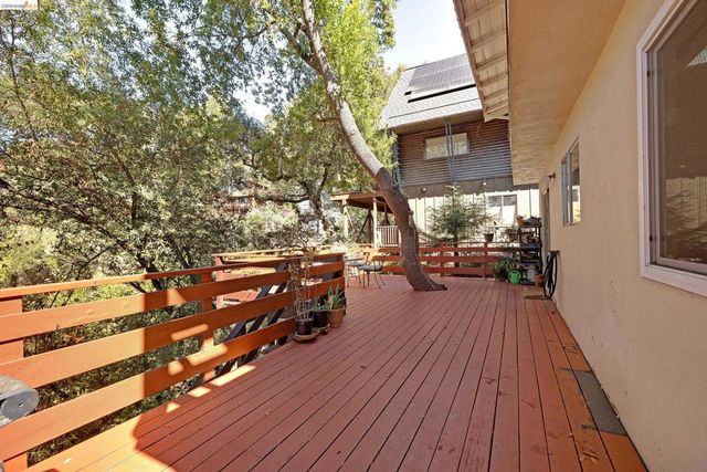 6501 Oakwood Dr, Oakland, CA 94611