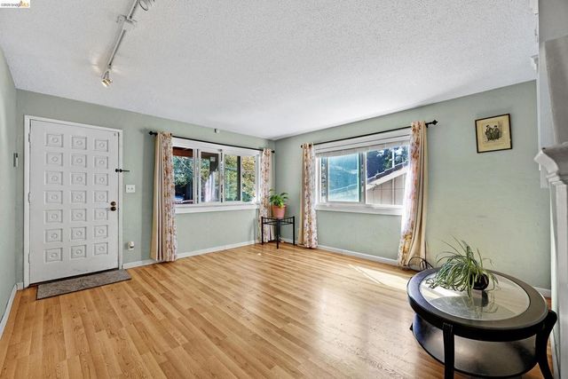6501 Oakwood Dr, Oakland, CA 94611