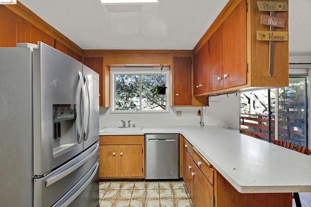 6501 Oakwood Dr, Oakland, CA 94611