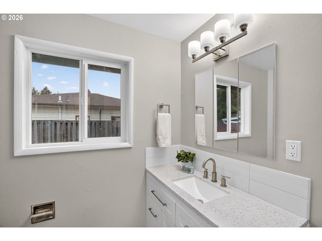 16601 Se TAYLOR St, Portland, OR 97233