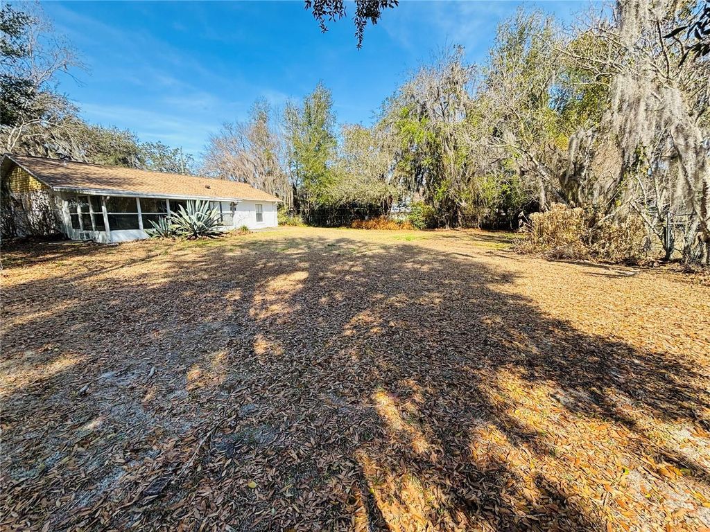 Image 10 of property listing at 907 N WEST STREET, Bushnell, FL 33513