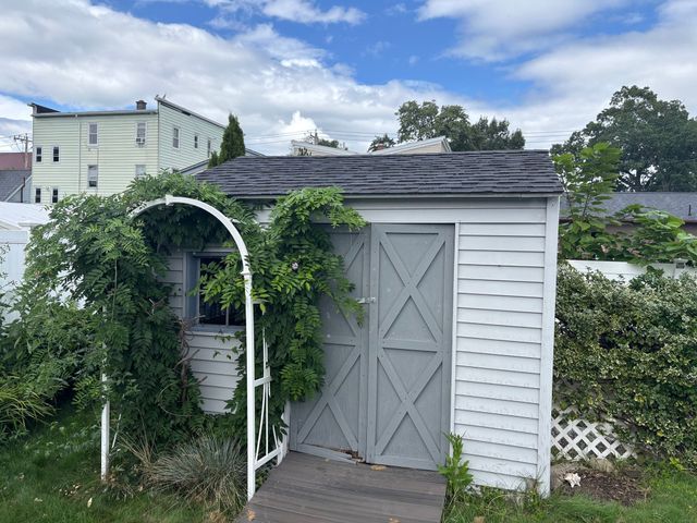 16 Kaveney St, Chicopee, MA 01020