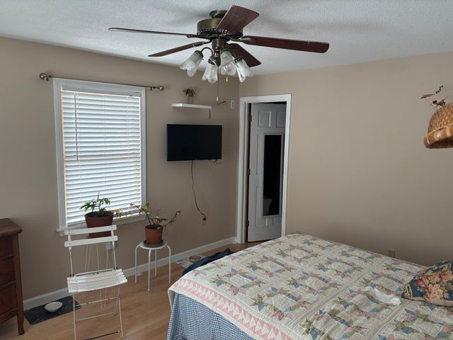 16 Kaveney St, Chicopee, MA 01020