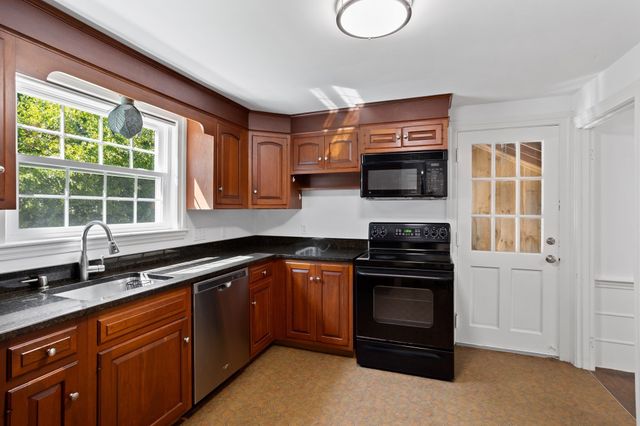 4 Meadowbrook Rd, Dover, MA 02030