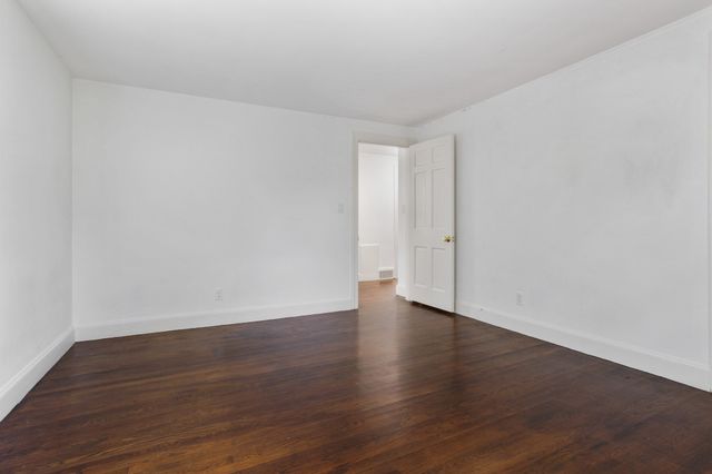 4 Meadowbrook Rd, Dover, MA 02030