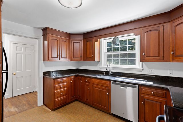 4 Meadowbrook Rd, Dover, MA 02030