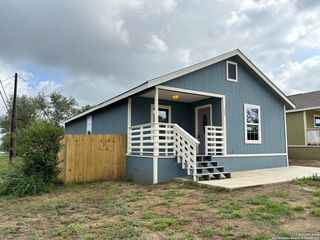 700 E 5th, Nixon, TX 78140