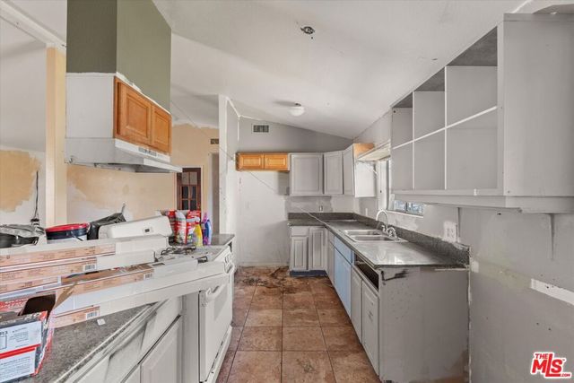 13770 Sproule Avenue, Sylmar, CA 91342