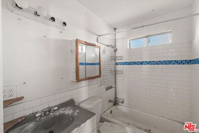 13770 Sproule Avenue, Sylmar, CA 91342