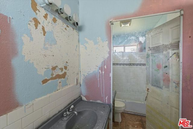 13770 Sproule Avenue, Sylmar, CA 91342