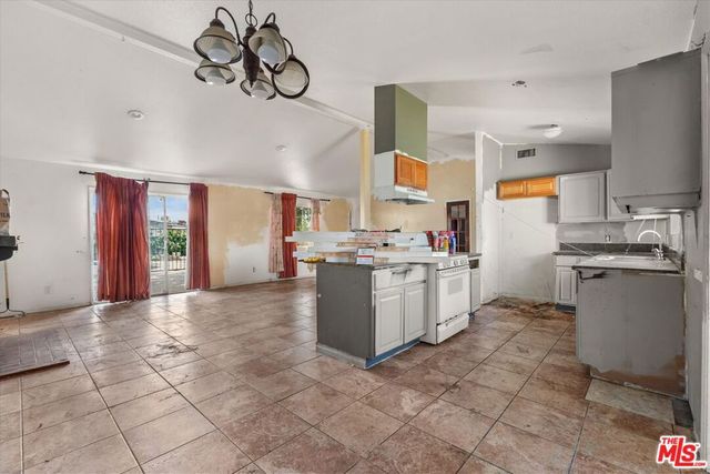 13770 Sproule Avenue, Sylmar, CA 91342