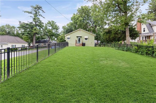 201 E Hurt Street, Liberty, MO 64068