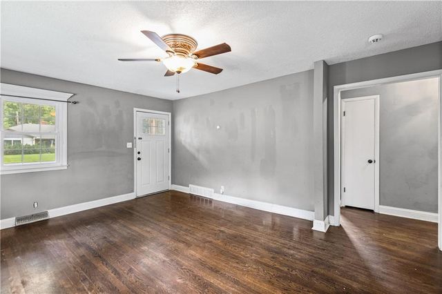 201 E Hurt Street, Liberty, MO 64068