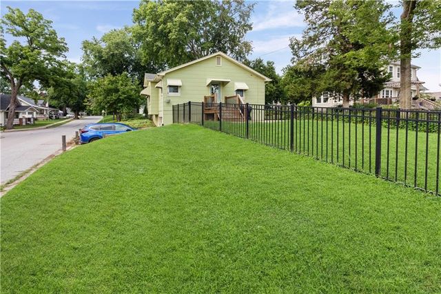 201 E Hurt Street, Liberty, MO 64068