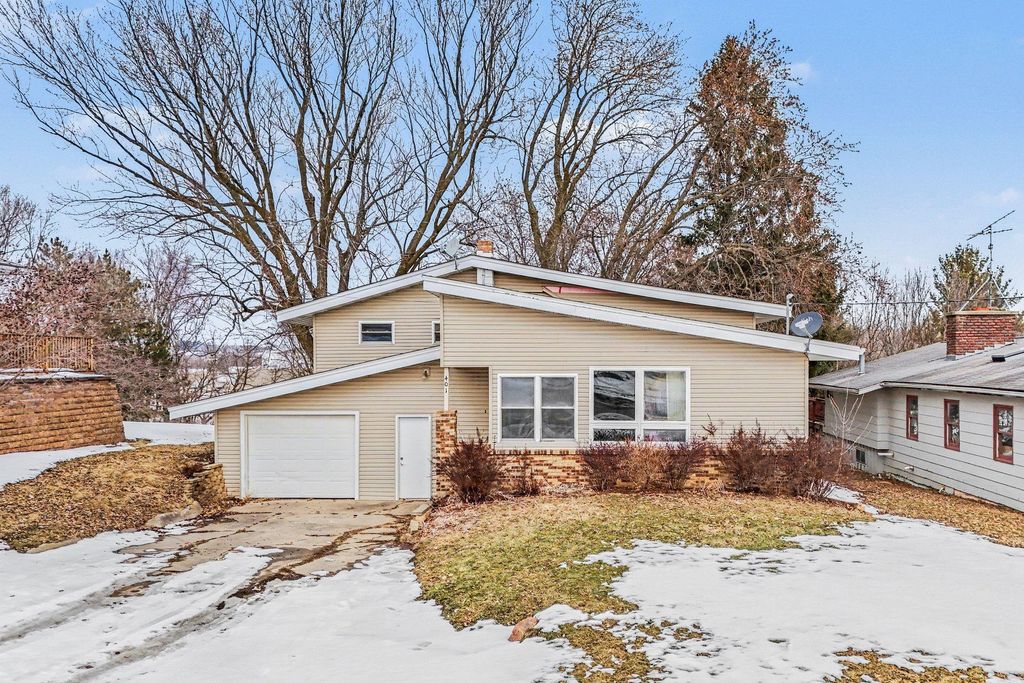 401 2nd Street E, Wanamingo, MN 55983