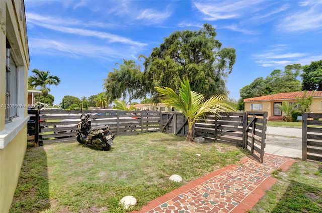 1042 NW 76th St, Miami, FL 33150