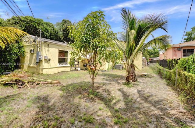 1042 NW 76th St, Miami, FL 33150