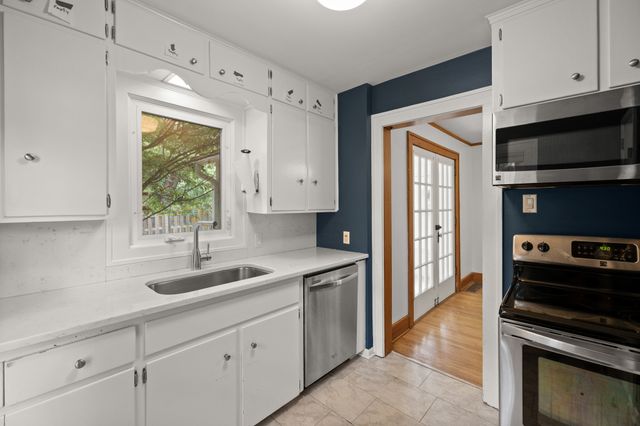 4119 Lincoln Place Drive, Des Moines, IA 50312