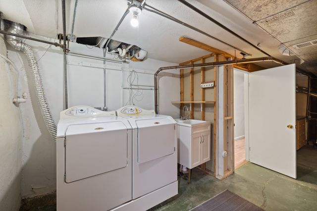 4119 Lincoln Place Drive, Des Moines, IA 50312