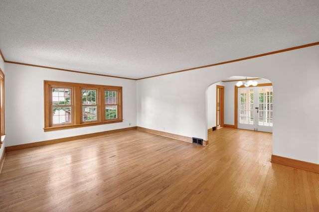 4119 Lincoln Place Drive, Des Moines, IA 50312
