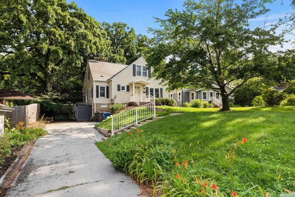 4119 Lincoln Place Drive, Des Moines, IA 50312