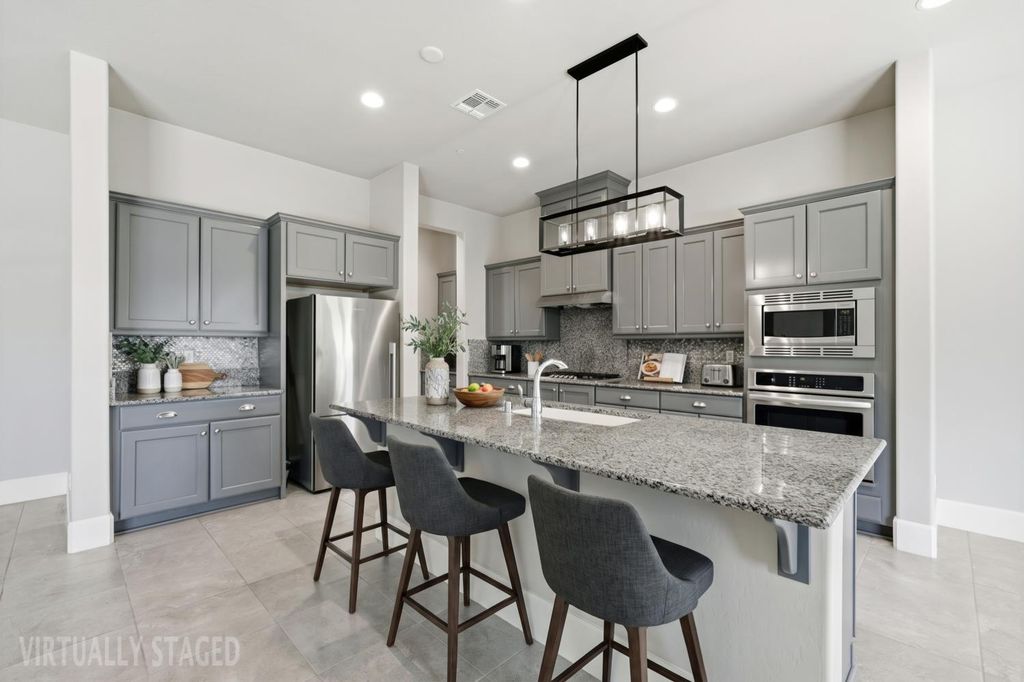 Image 10 of property listing at 602 Pinnacle Drive W, Madera, CA 93636